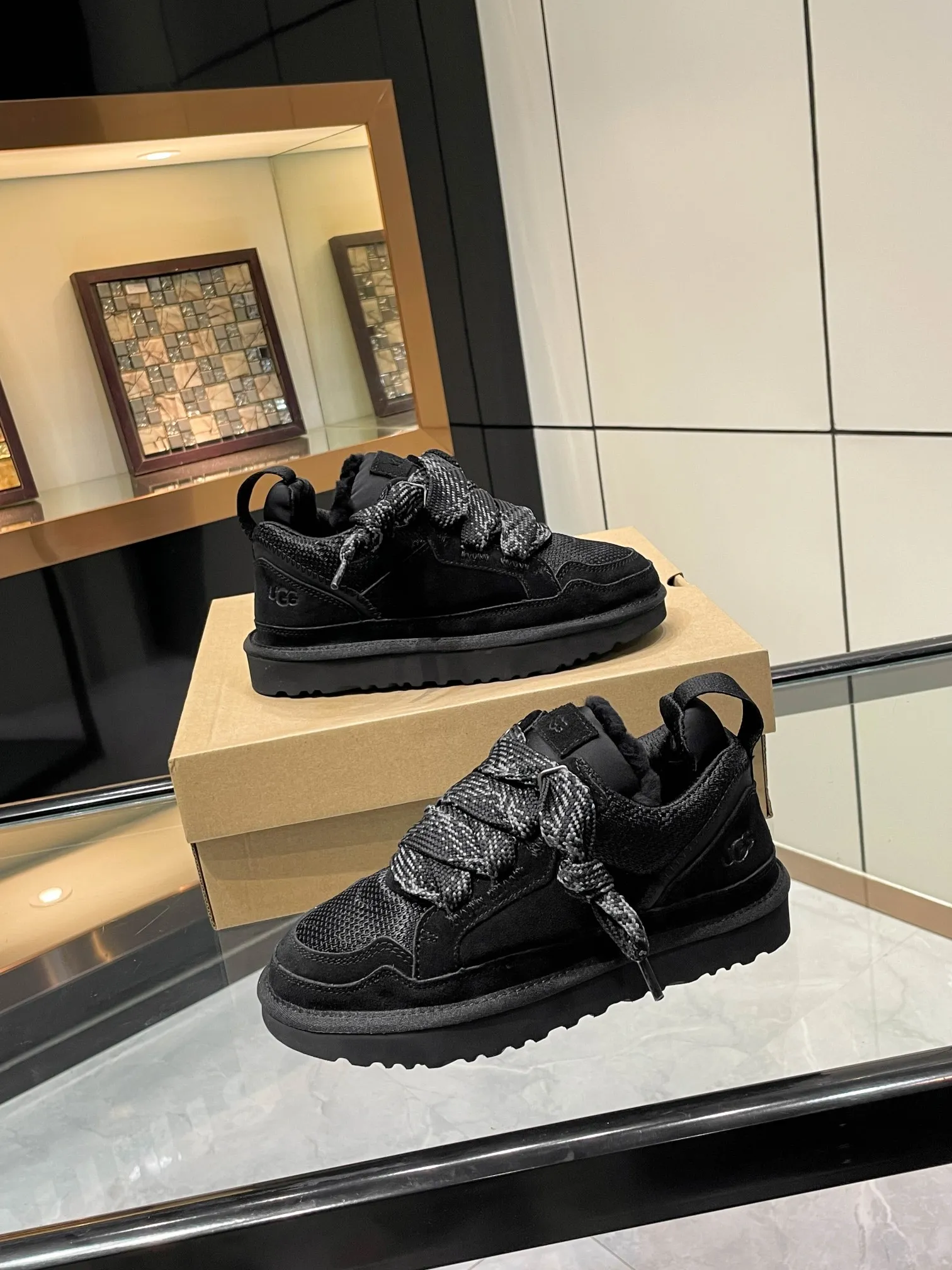 Men's men's shoes P540! UGG~25vs popular platform thick-soled casual shoes series... [Round-toe thick-soled casual shoes] A shoe that does not clash with shirts, simple partition design ➕ spotted outsole, silk curls on the upper, a must-have for autumn and winter, can be worn with any pants or skirt, very comfortable and beautiful on the feet... ❶Material: Original customized cow ➕Breathable mesh ❷Inner lining: Original customized wool ❸ Foot pads: Original customized sheepskin ❹Outsole: Original molded wear-resistant velvet foam outsole ❺Number of codes: 35-41 ❻Packaging: Original full set of packaging ☀Color: Official website updated simultaneously